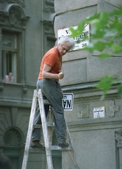 Magyarország, Budapest V., Nádor (Münnich Ferenc) utca - Garibaldi utca sarok, a létrán Krassó György. A felvétel a Münnich Ferenc utca visszanevezésekor, 1989. július 14-én készült., 1989, Philipp Tibor, színes, jelképrombolás, utcanévtábla, Budapest, rendszerváltás, Fortepan #60439