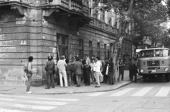 Magyarország, Budapest V., Nádor (Münnich Ferenc) utca - Zoltán (Beloiannisz) utca sarok. A felvétel a Münnich Ferenc utca visszanevezésekor, 1989. július 14-én készült., 1989, Philipp Tibor, német gyártmány, teherautó, IFA-márka, jelképrombolás, IFA W50, utcanévtábla, Budapest, rendszerváltás, Fortepan #60441