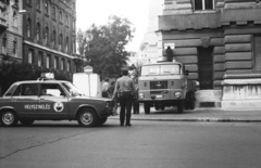 Magyarország, Budapest V., Nádor (Münnich Ferenc) utca, szemben a Zoltán (Beloiannisz) utca, áttérben a Szabadság tér. A felvétel a Münnich Ferenc utca visszanevezésekor, 1989. július 14-én készült., 1989, Philipp Tibor, német gyártmány, szovjet gyártmány, teherautó, Lada-márka, IFA-márka, jelképrombolás, automobil, IFA W50, utcanévtábla, VAZ 2105/2107, Budapest, FKFV-szervezet, rendszerváltás, Fortepan #60442