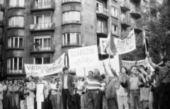 Magyarország, Budapest VI., Bajcsy-Zsilinszky út a Bajcsy-Zsilinszky köz torkolatánál, tüntetés a bős-nagymarosi vízlépcsőrendszer felépítése ellen, 1988. szeptember 12-én., 1988, Philipp Tibor, politika, tüntetés, transzparens, demonstrációs tábla, Budapest, tiltakozás, rendszerváltás, Fortepan #60460