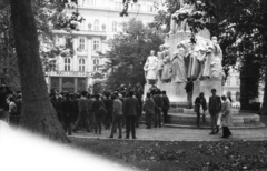 Magyarország, Budapest V., Vörösmarty tér, március 15-i megemlékezés a szobor előtt., 1989, Philipp Tibor, szobor, Hild József-terv, Budapest, szoborcsoport, Vörösmarty Mihály-ábrázolás, rendszerváltás, Fortepan #60468