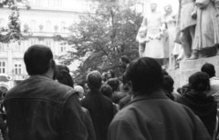 Magyarország, Budapest V., Vörösmarty tér, március 15-i megemlékezés a szobor előtt., 1989, Philipp Tibor, szobor, Budapest, szoborcsoport, Vörösmarty Mihály-ábrázolás, rendszerváltás, Fortepan #60469