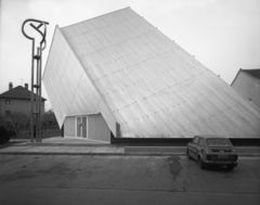 Magyarország, Budapest XI., Ildikó tér, református templom., 1981, Gárdos György, templom, Fiat-márka, Polski Fiat-márka, lengyel gyártmány, automobil, rendszám, Polski Fiat 126p, modern építészet, Budapest, főbejárat, köztéri szobrászat, Szabó István-terv, Fortepan #60488