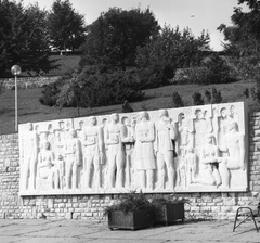 Magyarország, Gellérthegy, Budapest XI., déli lejtő a Citadella alatt, Jubileumi park. Felszabadulás dombormű (Alternatív elnevezés: Múlt és jelen), Kiss István alkotása (1965)., 1972, Gárdos György, Budapest, Fortepan #60498