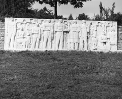 Magyarország, Gellérthegy, Budapest XI., déli lejtő a Citadella alatt, Jubileumi park. Felszabadulás dombormű (Alternatív elnevezés: Múlt és jelen), Kiss István alkotása (1965)., 1972, Gárdos György, Budapest, Fortepan #60499