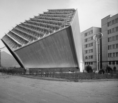 Magyarország, Budapest XI., Ildikó tér, református templom., 1981, Gárdos György, templom, lakótelep, modern építészet, harangláb, Budapest, köztéri szobrászat, térrács, Szabó István-terv, Fortepan #60500