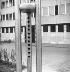 Magyarország, Budapest XI., Ildikó tér, a református templom haranglába, Szentháromságot szimbolizáló harangcsövek., 1981, Gárdos György, panelház, Budapest, Fortepan #60512