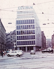 Csehország, Brno, Malinovského náměstí, szemben a Centrum áruház (eredetileg Bata áruház, épült 1930-31)., 1975, Gárdos György, Csehszlovákia, színes, áruház, Funkcionalizmus, Vladimír Karfík-terv, Fortepan #60526