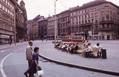 Csehország, Brno, namesti Svobody., 1975, Gárdos György, Csehszlovákia, színes, villamos, pad, tömegközlekedés, Germano Wanderley-terv, Fortepan #60527