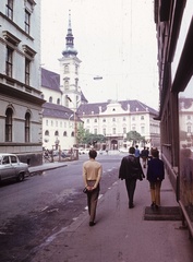 Csehország, Brno, a Moravské náměstí a Solniční ulice felől nézve. Szemben a Szent Tamás templom és a Kormányzói Palota (Místodržitelský palác), később Moravská Galerie., 1975, Gárdos György, Csehszlovákia, színes, Fortepan #60531