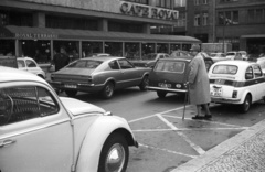 Németország, Berlin, Nyugat-Berlin, Wittenbergplatz, jobbra az Ansbacher strasse., 1976, Gárdos György, Volkswagen-márka, rendszám, Nyugat-Berlin, Volkswagen Bogár, országjelzés, Fortepan #60538