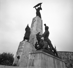 Magyarország, Gellérthegy, Budapest XI., Felszabadulási Emlékmű (Kisfaludi Strobl Zsigmond)., 1977, Gárdos György, szabadság, szobor, szovjet emlékmű, pálmaág, Budapest, szoborcsoport, sárkány ábrázolás, Kisfaludi Strobl Zsigmond-terv, Fortepan #60561