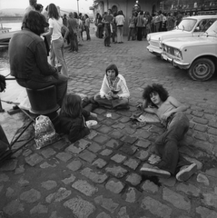 Magyarország, Budapest V., pesti alsó rakpart a Vigadó téri hajóállomásnál, háttérben a Széchenyi Lánchíd., 1972, Gárdos György, német gyártmány, Trabant-márka, Polski Fiat-márka, lengyel gyártmány, automobil, Trabant 601, Polski Fiat 125p, hippik, Budapest, fejtámasztás, Fortepan #60568