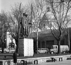 Magyarország, Cegléd, Kossuth Lajos tér, Dózsa György emlékmű (Somogyi József, 1972.), jobbra a református templom kupolája., 1972, Gárdos György, szoborcsoport, Dózsa György-ábrázolás, Fortepan #60571