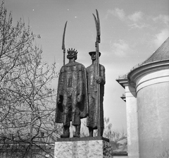 Magyarország, Cegléd, Kossuth Lajos tér, Dózsa György emlékmű (Somogyi József, 1972.), balra a római katolikus plébánia., 1972, Gárdos György, szoborcsoport, Dózsa György-ábrázolás, kasza, Fortepan #60572