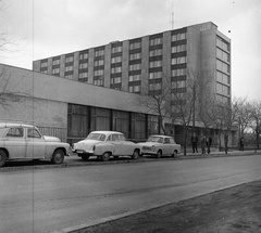 Magyarország, Budapest X., Maglódi út 24. a Venyige utca felől nézve. Munkásszálló (később börtön)., 1980, Gárdos György, német gyártmány, Trabant-márka, panelház, Wartburg-márka, lengyel gyártmány, automobil, FSO-márka, Wartburg 311/312, Trabant 601, rendszám, FSO Warszawa 223, börtön, Budapest, Fortepan #60578