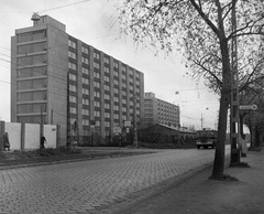 Magyarország, Budapest X., Maglódi út 24., munkásszálló (később börtön)., 1980, Gárdos György, autóbusz, panelház, kockakő, börtön, Budapest, Fortepan #60581