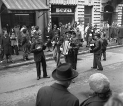 Lengyelország, Krakkó, ulica Slawkowska a 30. és 32. számú ház előtt., 1973, Gárdos György, utcazene, Fortepan #60599