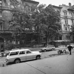 Magyarország, Budapest VI., Rippl-Rónai utca 23. és 25., 1979, Gárdos György, német gyártmány, motorkerékpár, Wartburg-márka, lengyel gyártmány, automobil, FSO-márka, FSO Warszawa 223, Wartburg 353, Budapest, Fortepan #60622