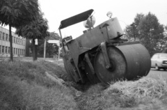 Magyarország, Veresegyház, Fő út - Mogyoródi utca sarok, balra az Általános Iskola (később Fabriczius József Általános Iskola)., 1975, Krantz Károly, baleset, útjelző tábla, úthenger, Fortepan #60649