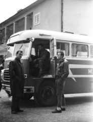 Hungary, Eger, az MTV Ikarus autóbusza a várban. Háttérben az egykori kaszárnya, ma Képtár., 1969, Krantz Károly, bus, Hungarian brand, Ikarus-brand, Hungarian TV, Fortepan #60654