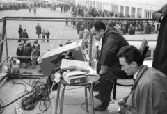 Magyarország, Ferihegyi (ma Liszt Ferenc) repülőtér, Budapest XVIII., Vitray Tamás (távolabb) és Murányi László., 1964, Krantz Károly, filmforgatás, televízió, tévékamera, televíziózás, Budapest, Fortepan #60662