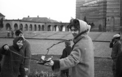 Magyarország, Mohács, Széchenyi tér, háttérben a Fogadalmi templom., 1964, Krantz Károly, templom, Árkay Aladár-terv, Árkay Bertalan-terv, neo-bizánci építészet, Fortepan #60682