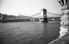 Magyarország, Budapest V., Széchenyi Lánchíd a pesti alsó rakpartról nézve, háttérben a Mátyás-templom., 1975, Krantz Károly, daru, Budapest, függőhíd, William Tierney Clark-terv, Fortepan #60684