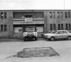 Magyarország, Óbuda, Budapest III., Kalap utca 1-3., III. ker. TVE Sporttelep (Hévízi út)., 1976, Krantz Károly, teherautó, ZIL-márka, Wartburg-márka, automobil, rendszám, Budapest, Fortepan #60726