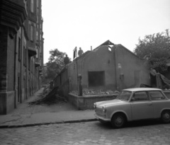 Magyarország, Budapest IX., Mihalkovics utca, balra a Haller utca (Hámán Kató út) és az Üllői út sarkán álló lakóépület hátsó homlokzata, a Mihálkovics-telep bontásakor., 1978, Krantz Károly, Trabant 601, Budapest, Fortepan #60732