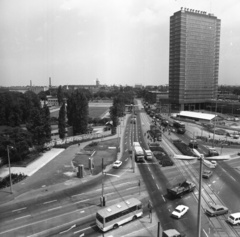 Magyarország, Budapest VIII.,Budapest IX., Nagyvárad tér, a SOTE (később Semmelweis Egyetem) Elméleti Tömbje., 1977, Krantz Károly, forgalom, autóbusz, teherautó, utcakép, villamos, egyetem, lámpaoszlop, felhőkarcoló, középület, automobil, Budapest, Wágner László-terv, Ikarus-márka, Ikarus 280, Ganz CSMG, Ikarus 211, Fortepan #60741