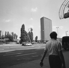 Magyarország, Budapest IX., Űllői út, szemben a SOTE (később Semmelweis Egyetem) Elméleti Tömbje a Nagyvárad térnél., 1977, Krantz Károly, egyetem, felhőkarcoló, középület, Budapest, Wágner László-terv, Fortepan #60752