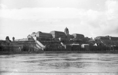 Magyarország, Budapest I., a Budavári Palota (korábban Királyi Palota) a pesti oldalról a Vigadó tér környékéről nézve., 1969, Lencse Zoltán, palota, kupola, Budapest, Fortepan #60772