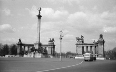 Magyarország, Budapest XIV., Hősök tere., 1969, Lencse Zoltán, Ikarus-márka, Ikarus 66, lovas szobor, Budapest, szoborcsoport, vetkőzés, Árpád-ábrázolás, Gábriel arkangyal-ábrázolás, Fortepan #60777