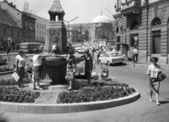 Magyarország, Pécs, Széchenyi tér, Zsolnay-kút., 1969, Lencse Zoltán, Trabant-márka, kút, Ikarus-márka, Ikarus 620/630, lovas szobor, Hunyadi János-ábrázolás, Fortepan #60794