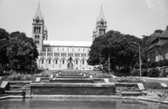 Magyarország, Pécs, Szent István tér, szemben a Szent Péter- és Szent Pál-székesegyház., 1969, Lencse Zoltán, szobor, Bazilika, katolikus, neoromán építészet, székesegyház, Szepesy Ignác-ábrázolás, Fortepan #60797