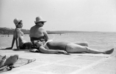 Magyarország, Balatonakarattya, Strand., 1962, Lencse Zoltán, strand, Balaton, Fortepan #60800