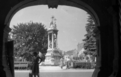 Magyarország, Esztergom, Széchenyi tér, a Szentháromság-szobor a Városi Tanács székháza, ma Polgármesteri Hivatal árkádja alól nézve., 1962, Lencse Zoltán, boltív, szentháromság szobor, Fortepan #60802