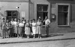 Magyarország, Szentendre, Fő (Marx) tér 19. és 18., 1962, Lencse Zoltán, csoportkép, emléktábla, Fortepan #60808