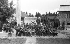 Magyarország, Győr, Révfalu, az 1954-es szigetközi árvíz emlékműve., 1962, Lencse Zoltán, kirándulás, emlékmű, csoportkép, árvíz, gyerekek, Fortepan #60816