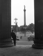 Magyarország, Budapest XIV., Hősök tere, a Millenniumi emlékmű a Szépművészeti Múzeum oszlopsorától nézve., 1962, Lencse Zoltán, autóbusz, magyar gyártmány, Ikarus-márka, oszlop, lovas szobor, Budapest, Árpád-ábrázolás, Gábriel arkangyal-ábrázolás, Fortepan #60821