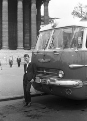 Magyarország, Budapest XIV., Hősök tere, háttérben a Szépművészeti Múzeum, 1962, Lencse Zoltán, portré, autóbusz, magyar gyártmány, Ikarus-márka, Ikarus 55, rendszám, Budapest, Fortepan #60827