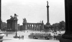 Magyarország, Budapest XIV., Hősök tere a Szépművészeti Múzeum oszlopcsarnokából nézve., 1962, Lencse Zoltán, autóbusz, magyar gyártmány, tér, Ikarus-márka, MÁVAUT-szervezet, Ikarus 55, lovas szobor, Budapest, szoborcsoport, Árpád-ábrázolás, Gábriel arkangyal-ábrázolás, Fortepan #60829