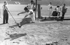 Magyarország, Népstadion, Budapest XIV., 1962, Lencse Zoltán, gereblye, atlétika, távolugrás, sportbíró, Budapest, Fortepan #60834