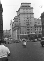 Oroszország, Moszkva, átjáró a Vörös tér és a szemben látható Manézs tér között, szemben a Moszkva szálló., 1962, Lencse Zoltán, autóbusz, szálloda, robogó, automobil, sorbanállás, Alexej Scsucsev-terv, Fortepan #60903