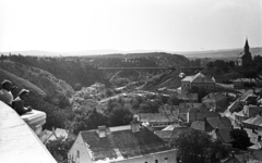 Magyarország, Veszprém, Várkilátó, kilátás a Szent István völgyhíd (Viadukt) és a Szent László-templom felé., 1961, Lencse Zoltán, templom, híd, városkép, vasbeton héjszerkezet, ívhíd, Folly Róbert-terv, Fortepan #60981