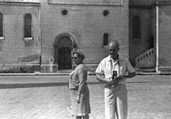 Magyarország, Veszprém, Szentháromság tér, háttérben a Szent Mihály-székesegyház., 1961, Lencse Zoltán, utcakép, napszemüveg, fényképezőgép, Meopta Flexaret IV, Fortepan #60985