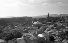 Magyarország, Veszprém, kilátás a Várkilátótól a Szent István völgyhíd (Viadukt) és a Szent László-templom felé., 1964, Lencse Zoltán, templom, híd, látkép, viadukt, vasbeton héjszerkezet, ívhíd, Folly Róbert-terv, Fortepan #61028