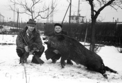 Magyarország, Budapest XIV., Oszlány utca 5. számú ház kertje, jobbra a Szuglói körvasút sor., 1966, Lencse Zoltán, tél, vadász, fegyver, puska, vaddisznó, Budapest, Fortepan #61030