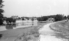 Magyarország, Győr, Rába-part, töltés a Benczúr utca mellett. Balról a Zsinagóga, a Püspökvár és a Karmelita-templom tornya látszik., 1966, Lencse Zoltán, zsinagóga, korcsolyázás, barokk-stílus, zsidóság, Kármeliták, Fortepan #61046